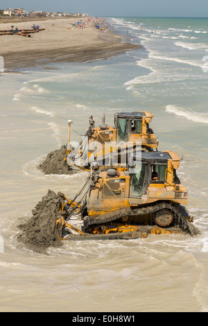 L'Army Corps of Engineers Utiliser la machinerie lourde pour restaurer la plage pendant un important projet de reconstitution de la plage 12 mai 2014 dans la région de Folly Beach, SC. Banque D'Images