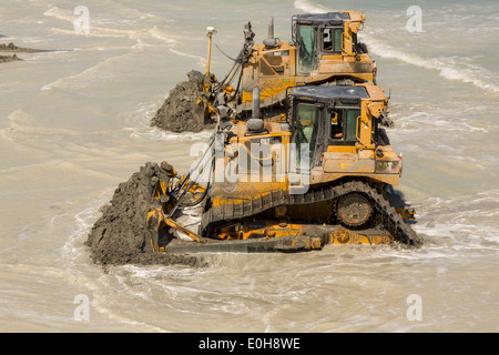 L'Army Corps of Engineers Utiliser la machinerie lourde pour restaurer la plage pendant un important projet de reconstitution de la plage 12 mai 2014 dans la région de Folly Beach, SC. Banque D'Images