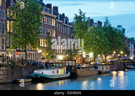 Péniches à Amsterdam, Hollande. Banque D'Images