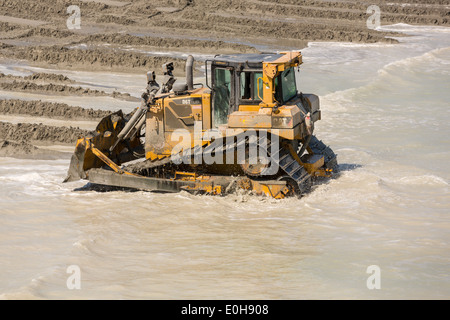 L'Army Corps of Engineers Utiliser la machinerie lourde pour restaurer la plage pendant un important projet de reconstitution de la plage 12 mai 2014 dans la région de Folly Beach, SC. Banque D'Images