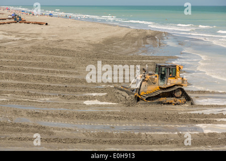 L'Army Corps of Engineers Utiliser la machinerie lourde pour restaurer la plage pendant un important projet de reconstitution de la plage 12 mai 2014 dans la région de Folly Beach, SC. Banque D'Images