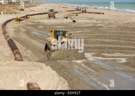 L'Army Corps of Engineers Utiliser la machinerie lourde pour restaurer la plage pendant un important projet de reconstitution de la plage 12 mai 2014 dans la région de Folly Beach, SC. Banque D'Images