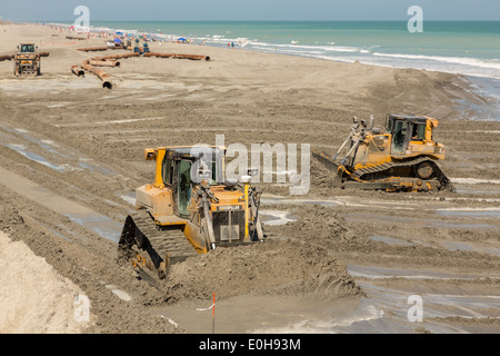 L'Army Corps of Engineers Utiliser la machinerie lourde pour restaurer la plage pendant un important projet de reconstitution de la plage 12 mai 2014 dans la région de Folly Beach, SC. Banque D'Images