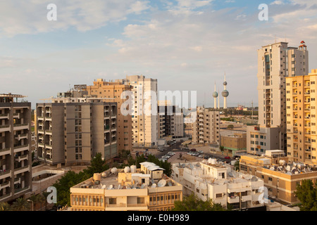 Péninsule arabique. Le Koweït, Koweït City, centre-ville bâtiments et le Kuwait Towers Banque D'Images