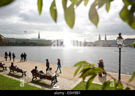 Les piétons près de Lombards pont, lac Inner Alster, Hamburg, Allemagne Banque D'Images