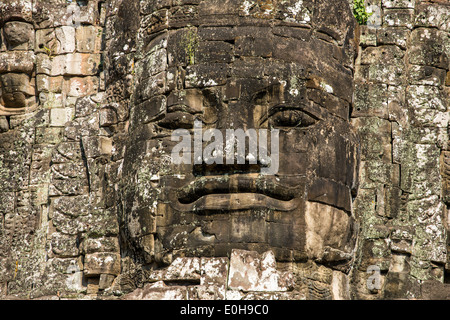 Visages de pierre sur les tours de l'ancien temple Bayon à Angkor Thom, au Cambodge Banque D'Images