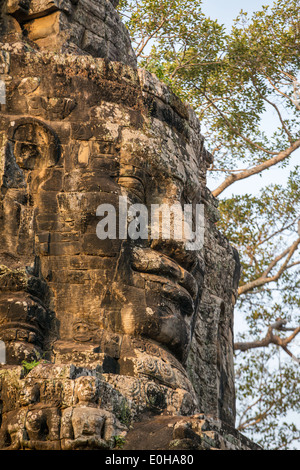 Visage de pierre sur les tours de l'ancien temple Bayon à Angkor Thom, au Cambodge Banque D'Images