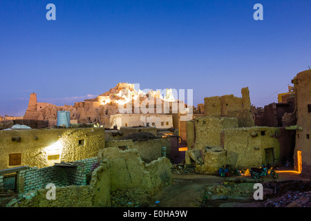 Fort de Shali et village au crépuscule. L'oasis de Siwa, Egypte Banque D'Images
