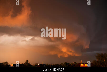 London, SW London, UK. 13 mai, 2014. Un orage passe sur SW London vers la création d'effets spectaculaires coucher de nuages Crédit : Malcolm Park editorial/Alamy Live News Banque D'Images