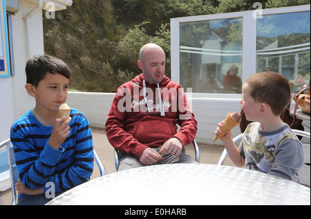 Papa traiter ses enfants à Glaces Banque D'Images