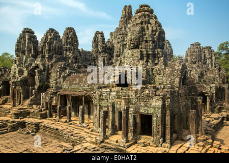 Visages de pierre sur les tours de l'ancien temple Bayon à Angkor Thom, au Cambodge Banque D'Images