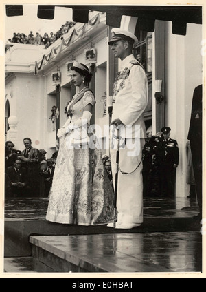 La reine Elizabeth II et le prince Philip, duc d'Édimbourg, sont photographiés debout sur les marches du Parlement à Canberra lors de leur visite en Australie en 1954. Cet événement faisait partie de leur tournée officielle marquant les premières années du règne de la reine Elizabeth. Banque D'Images