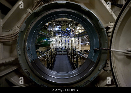 Vue sous-marin par le biais de puits d'accès, avec des périphériques de l'intérieur et l'équipement technique Banque D'Images