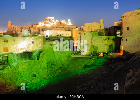 Fort de Shali et village au crépuscule. L'oasis de Siwa, Egypte Banque D'Images
