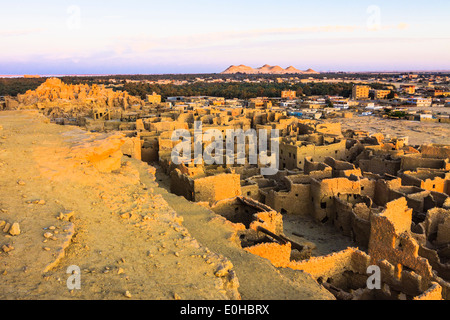 Aperçu de la demeure de Shali fort et village au coucher du soleil. L'oasis de Siwa, Egypte Banque D'Images