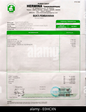 Longue liste détaillée d'hôpital chaque élément utilisé et le coût pour une césarienne c la section opération à Malang est de Java en Indonésie Banque D'Images