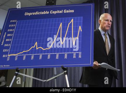 Los Angeles, Californie, USA. 13 mai, 2014. Le gouverneur de la Californie Jerry Brown arrive à des conférences de presse pour libérer la révision de son projet de budget de l'Etat et de discuter de la plan de dépenses, à Los Angeles, le mardi 13 mai 2014. Selon le bureau du gouverneur, le budget pour l'exercice qui commence le 1er juillet comprendra un soi-disant fonds de prévoyance qui irait sur le bulletin de novembre. La semaine dernière, le gouverneur est parvenu à un accord sur un plan pour les réserves avec démocrates et républicains à l'Assemblée législative. Ringo Chiu/ZUMAPRESS.com/Alamy © Live News Banque D'Images