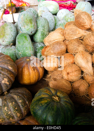 Différents fruits et légumes sur le marché Banque D'Images