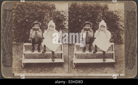 Une photographie représentant une scène gastronomique formelle du début des années 1900, reflétant les coutumes sociales et les pratiques culinaires de l'époque. Cette image capture l'élégance et la tradition de la restauration au tournant du siècle. Banque D'Images