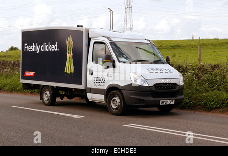 Tesco home delivery van dans un pays rural road, Banque D'Images