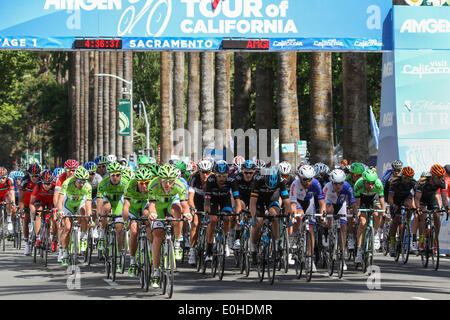 Sacramento, Californie, USA. Le 11 mai, 2014. L'équipe Cannondale mène la charge vers le bas L Street pour leur sprinter, PETER SAGAN, pendant le dernier tour de la première étape de l'Amgen Tour de Californie, à Sacramento, en Californie, le dimanche 11 mai, 2014. MARK Cavendish, de l'équipe Omega Pharma Quick-Step, a remporté l'étape sur John Degenkolb dans la photo d'arrivée © Tracy Barbutes/ZUMA/ZUMAPRESS.com/Alamy fil Live News Banque D'Images