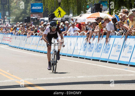 Folsom, Californie, USA. 12 mai, 2014. Favori du public, Jens Voigt de Trek Factory Racing, grimmaces lorsqu'il s'approche de la ligne d'arrivée lors de l'étape 2 de la 2014 Amgen Tour de Californie, à Sacramento, en Californie. Voigt placé le 8ème dans la scène. © Tracy Barbutes/ZUMA/ZUMAPRESS.com/Alamy fil Live News Banque D'Images