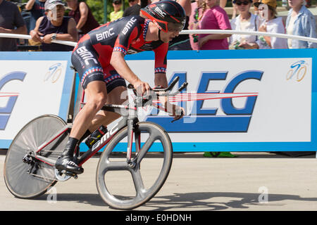 Folsom, Californie, USA. 12 mai, 2014. TAYLOR PHINNEY arrondit le dernier virage de l'Étape 2 fois au cours de l'essai 2014 Amgen Tour de Californie, à Folsom. Phinney est classé troisième derrière Bradley Wiggins et Dennis Rohan. Étape 2 s'est tenue à la première ville hôte de Folsom a présenté les cyclistes avec un rapide et télévision 12,5 milles, 8-temps Cours d'essai d'angle. © Tracy Barbutes/ZUMA/ZUMAPRESS.com/Alamy fil Live News Banque D'Images