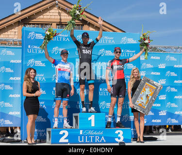 Folsom, Californie, USA. 12 mai, 2014. BRADLEY Wiggins de l'équipe Sky, vainqueur de la deuxième étape de la 2014 Amgen Tour de Californie, apparaît sur le podium avec la deuxième place, DENNIS ROHAN, et troisième place, TAYLOR PHINNEY. Wiggins a été le seul pilote de la journée pour compléter le parcours en moins de 24 minutes pour un temps final de 23:18. Wiggins était en moyenne une vitesse de 32 mi/h, un mile par heure plus rapide que la deuxième place, l'australien qui a terminé la journée en 44 secondes derrière WIGGINS © Tracy Barbutes/ZUMA/ZUMAPRESS.com/Alamy fil Live News Banque D'Images