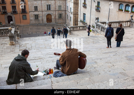 Musicien et artiste sur les marches de la cathédrale Sainte Marie de Gérone, Catalogne, Espagne. Banque D'Images