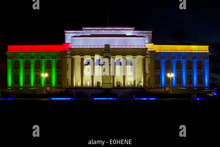 War Memorial Museum éclairés en bleu, vert, rouge et jaune pour refléter le drapeau sud-africain sur le décès de Nelson Mandela Banque D'Images