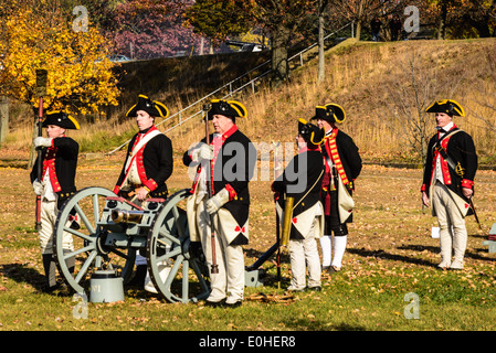 West Jersey l'artillerie, les artilleurs de l'armée continentale Reenactors tirant cannon, Fort Mercer, Red Bank, New Jersey Banque D'Images