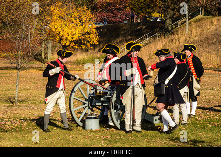 West Jersey l'artillerie, les artilleurs de l'armée continentale Reenactors tirant cannon, Fort Mercer, Red Bank, New Jersey Banque D'Images