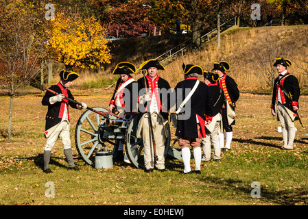 West Jersey l'artillerie, les artilleurs de l'armée continentale Reenactors tirant cannon, Fort Mercer, Red Bank, New Jersey Banque D'Images