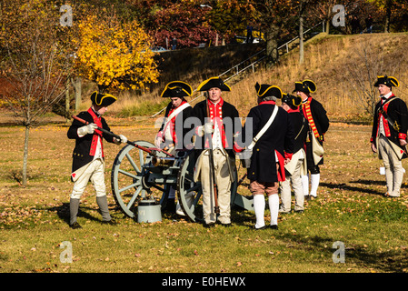 West Jersey l'artillerie, les artilleurs de l'armée continentale Reenactors tirant cannon, Fort Mercer, Red Bank, New Jersey Banque D'Images