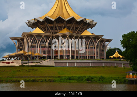 L'ASSEMBLÉE LÉGISLATIVE DE L'État de Sarawak ou bâtiment Parlement vu de la rivière KUCHING - KUCHING, Sarawak, Bornéo, Malaisie Banque D'Images