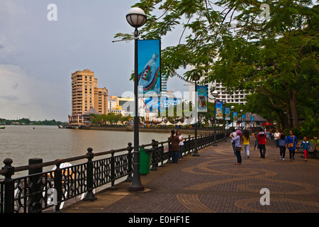 Une promenade le long de la rivière dans la ville de Kuching de Kuching - SARAWAK, Bornéo, Malaisie Banque D'Images