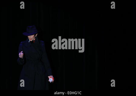 (140513) -- Francfort, 13 mai 2014 (Xinhua) -- L'actrice française, danseuse, chanteuse et Liliane Montevecchi exécute au Tigerpalast à Francfort, Allemagne, le 13 mai 2014. Liliane Montevecchi est né le 13 octobre 1932 à Paris et s'est lancé dans une carrière internationale en tant que prima ballerina avec Roland Petit's dance company. De Paris, elle s'installe à Hollywood, où elle a joué de nombreux rôles principaux dans des films avec Elvis Presley, Fred Astaire, Jerry Lewis, et Marlon Brando. Elle a reçu les deux Drama Desk Award et le Tony Award pour ses réalisations artistiques. (Xinhua/Luo Huanhuan) Banque D'Images