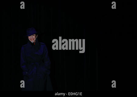 (140513) -- Francfort, 13 mai 2014 (Xinhua) -- L'actrice française, danseuse, chanteuse et Liliane Montevecchi exécute au Tigerpalast à Francfort, Allemagne, le 13 mai 2014. Liliane Montevecchi est né le 13 octobre 1932 à Paris et s'est lancé dans une carrière internationale en tant que prima ballerina avec Roland Petit's dance company. De Paris, elle s'installe à Hollywood, où elle a joué de nombreux rôles principaux dans des films avec Elvis Presley, Fred Astaire, Jerry Lewis, et Marlon Brando. Elle a reçu les deux Drama Desk Award et le Tony Award pour ses réalisations artistiques. (Xinhua/Luo Huanhuan) Banque D'Images