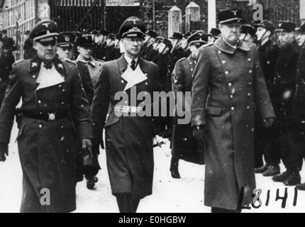 Une image historique documentant l'arrivée des forces militaires allemandes à la réunion d'Akershus en Norvège pendant la seconde Guerre mondiale. Cette photo capture la présence militaire et la réunion politique importante qui a eu lieu pendant l'occupation nazie. Banque D'Images