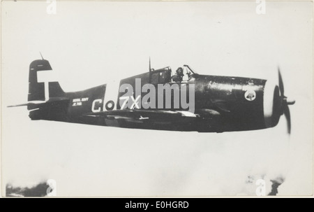 Un avion Grumman Hellcat de la Royal Navy en 1943, identifié comme un modèle F6F-5. Cet avion de chasse a joué un rôle important pendant la seconde Guerre mondiale, en particulier dans les opérations navales. Banque D'Images