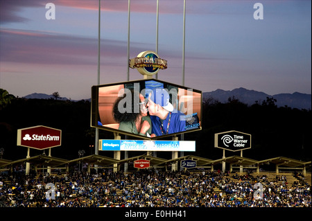 Au Dodger Stadium de bord Jumbo afficher fans kissing Banque D'Images