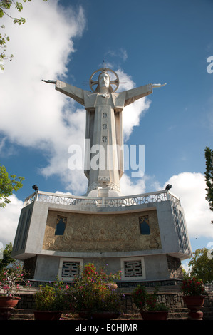 Vung Tau Jésus statue sur la colline. Dernière Cène représentée sur la base de la statue. Banque D'Images