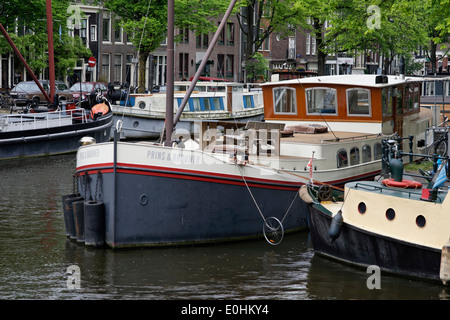 Bateaux sur canal à Amsterdam, Hollande. Banque D'Images