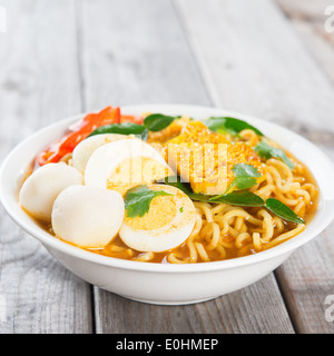 Soupe de nouilles instantanée saveur curry,. Chaude et épicée. Banque D'Images