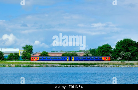 East Midlands trains de voyageurs passant Attenborough nature reserve Nottingham England UK Banque D'Images