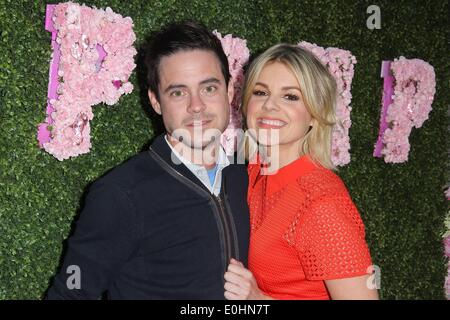 Los Angeles, Californie, USA. 13 mai, 2014. Ali Fedotowsky, Kevin Manno assister à l'inauguration du Salon de la pompe hébergé par Lisa Vanderpump et Ken Todd a tenu à la pompe le 13 mai 2014 à West Hollywood, Californie, USA. Credit : TLeopold ZUMAPRESS.com/Alamy/Photos/Globe Live News Banque D'Images