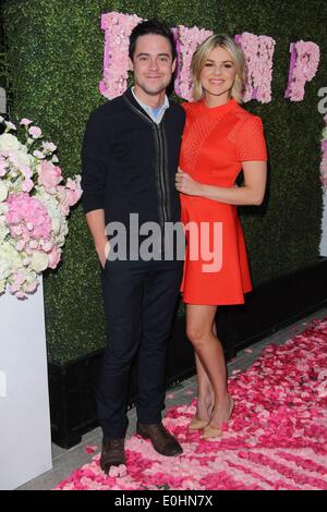 Los Angeles, Californie, USA. 13 mai, 2014. Ali Fedotowsky, Kevin Manno assister à l'inauguration du Salon de la pompe hébergé par Lisa Vanderpump et Ken Todd a tenu à la pompe le 13 mai 2014 à West Hollywood, Californie, USA. Credit : TLeopold ZUMAPRESS.com/Alamy/Photos/Globe Live News Banque D'Images