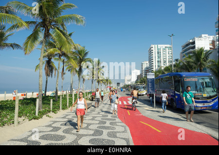 RIO DE JANEIRO, Brésil - 1 avril 2014 : arrêts de bus le long de la piste cyclable de la promenade sur l'Avenida Vieira Souto à Ipanema. Banque D'Images
