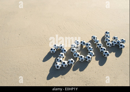 2014 Soccer football avec des ballons de foot sur plage à Rio de Janeiro Brésil Banque D'Images