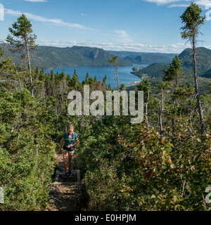 Fille à l'Affût, sentier Lookout Hills, Bonne Bay, le parc national du Gros-Morne, à Terre-Neuve et Labrador, Canada Banque D'Images